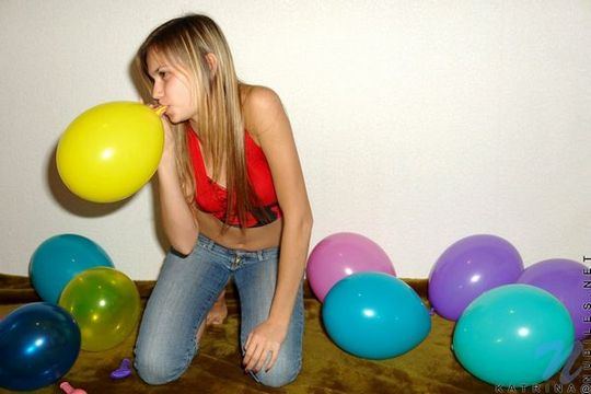 Длинноволосая блондинка Katrina Nubiles надувает шарики и мило обнажает свои восемнадцатилетние прелести