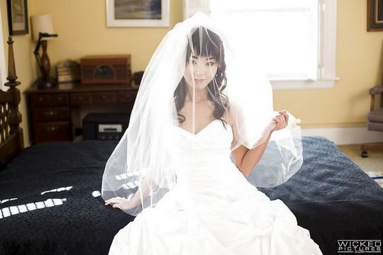 Marica Hase стаскивает перед объективом свадебное платье